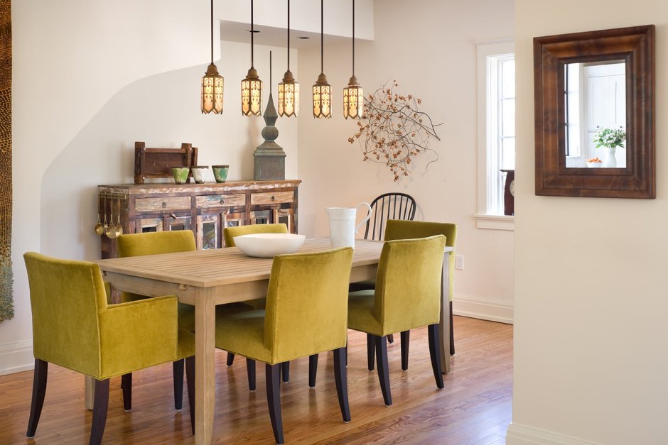 Горчичные стулья в интерьере кухни