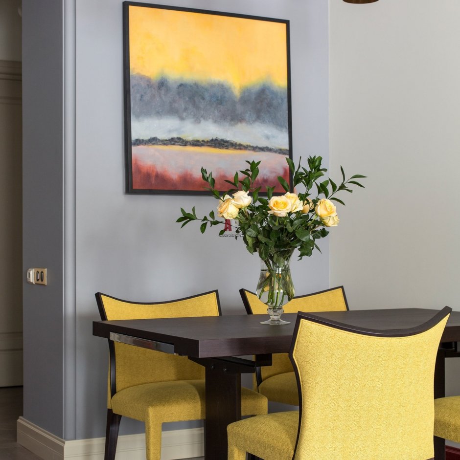 Желтые стулья в интерьере гостиной