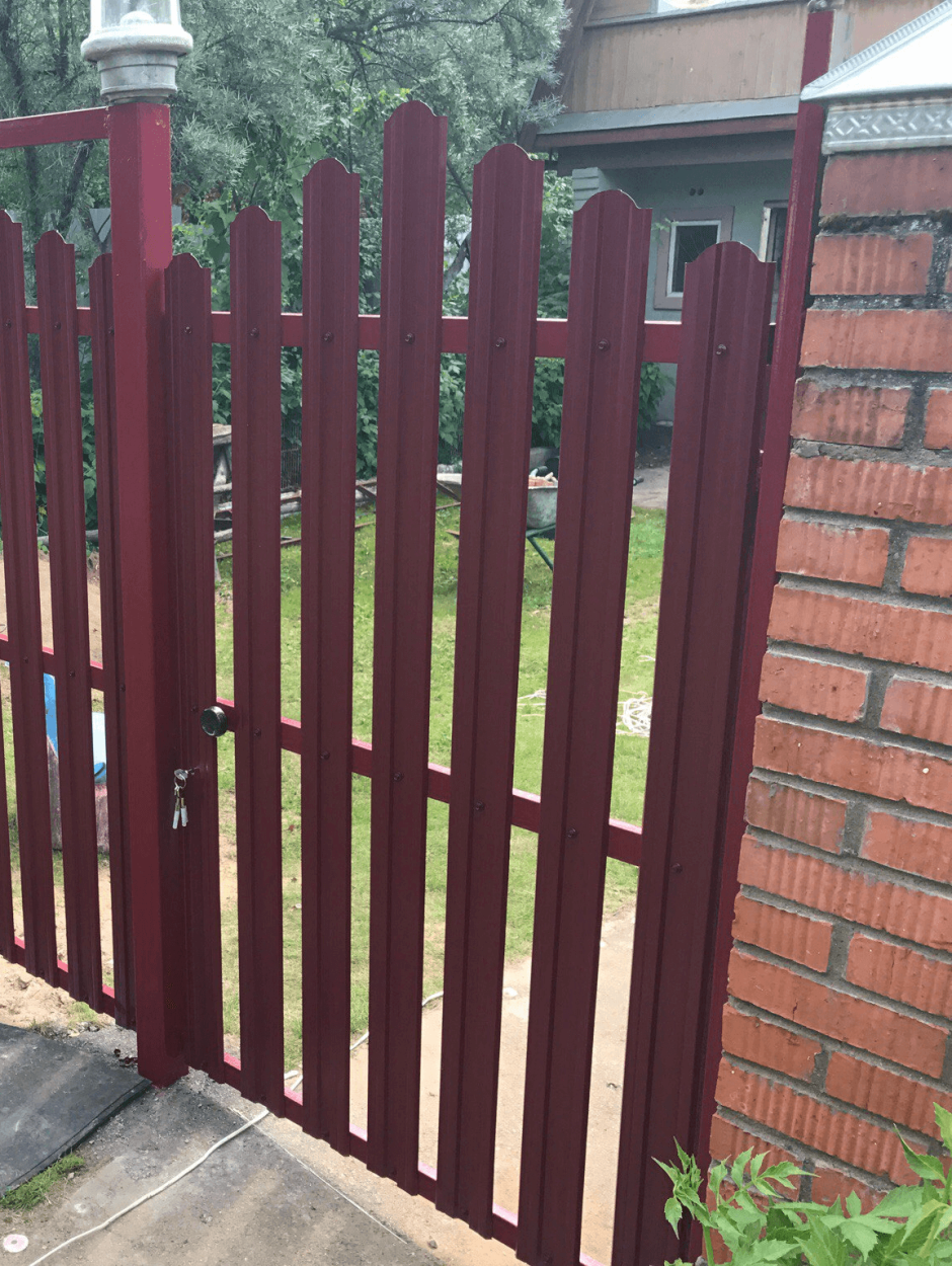 Забор из евроштакетника а ворота из профлиста