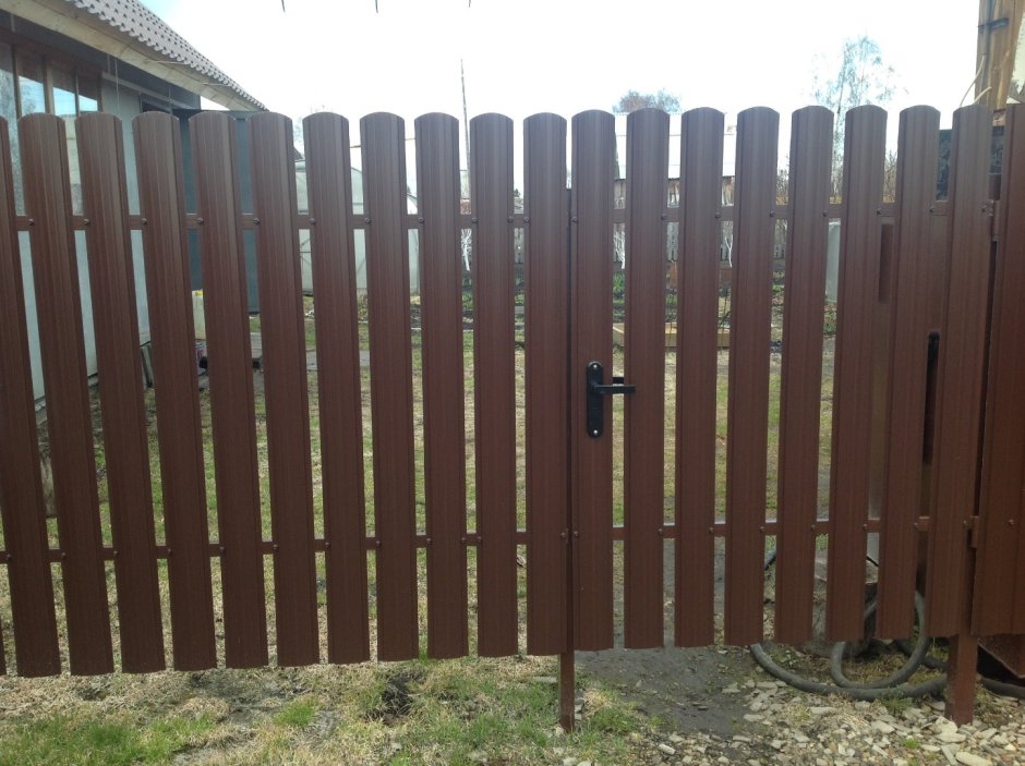 Монтаж забора из евроштакетника