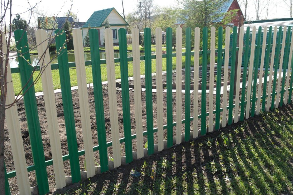 Забор из штакетника на даче
