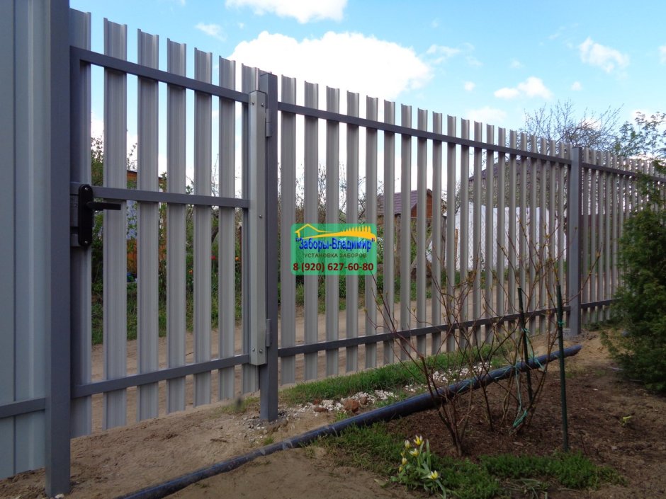 Забор из металлического штакетника высота 2 метра