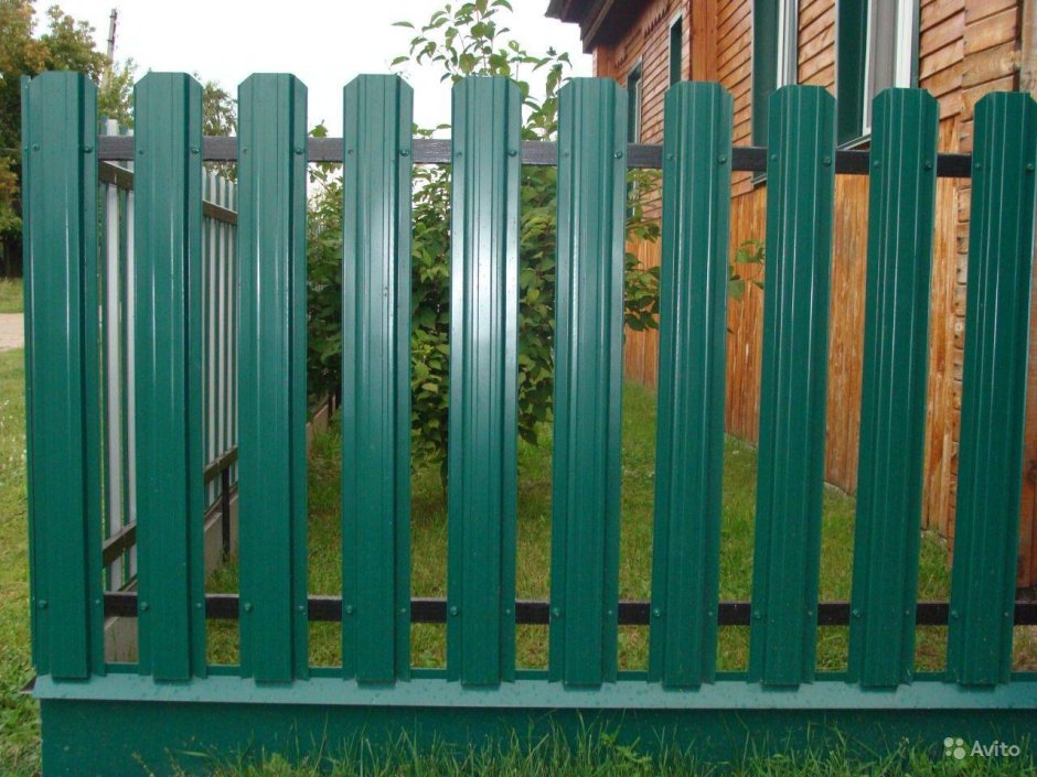 Палисад из железного штакетника