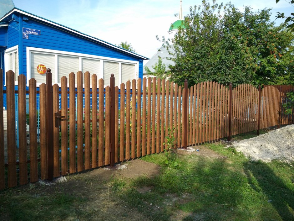 Палисад из железного штакетника