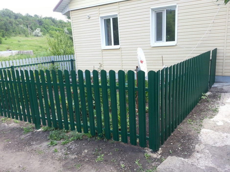 Палисадник из евроштакетника