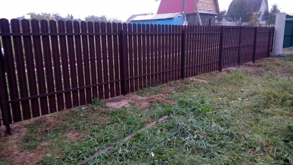 Забор из евроштакетника с металлическими столбами