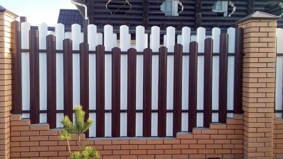 Забор из штакетника