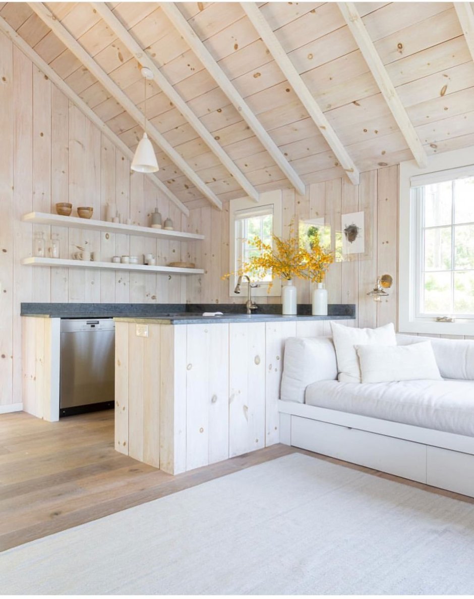 Светлый интерьер в деревянном доме