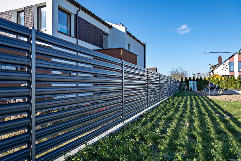 Забор из евроштакетника горизонтальный