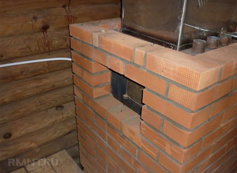 Обкладка банной стальной печи кирпичом
