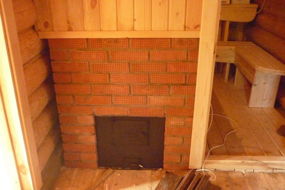 Кирпичная банная печь с топкой из предбанника