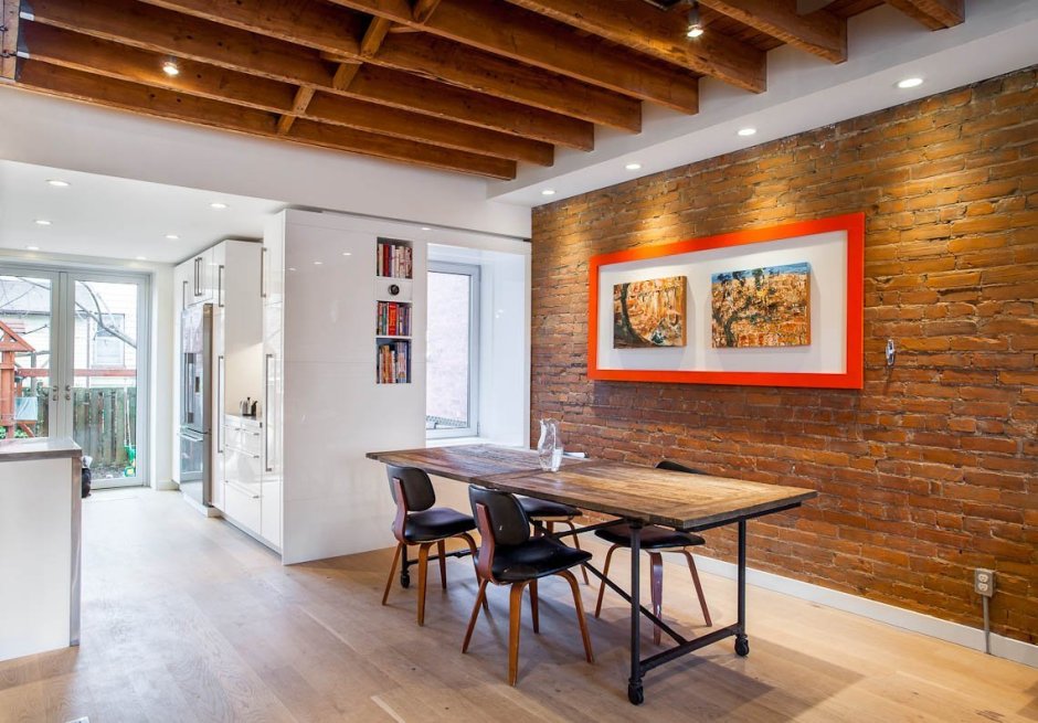 Кирпич и дерево в интерьере