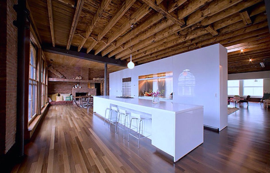 Современный лофт с деревянным полом