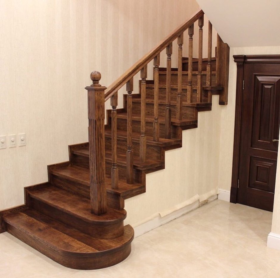 Деревянная лестница из массива