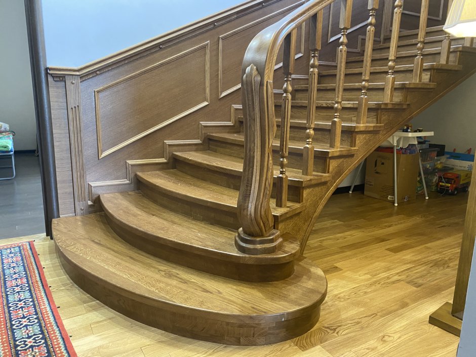 Изогнутая деревянная лестница