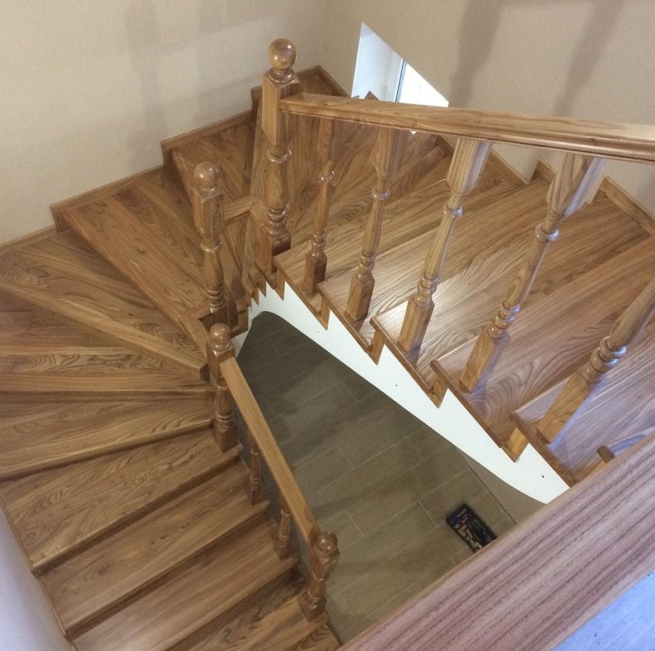 Лестница дуб ступени подступенок ясень