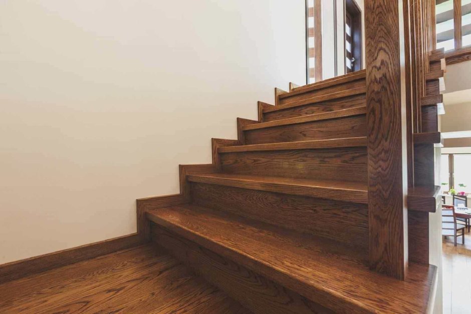 Лестница с дубовыми ступенями