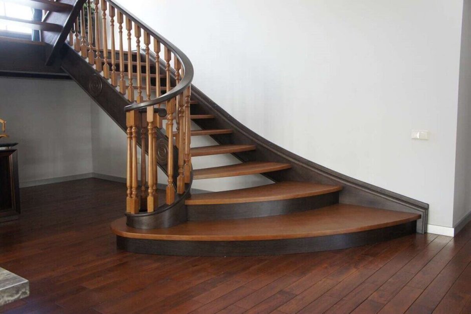 Закругленные деревянные ступени