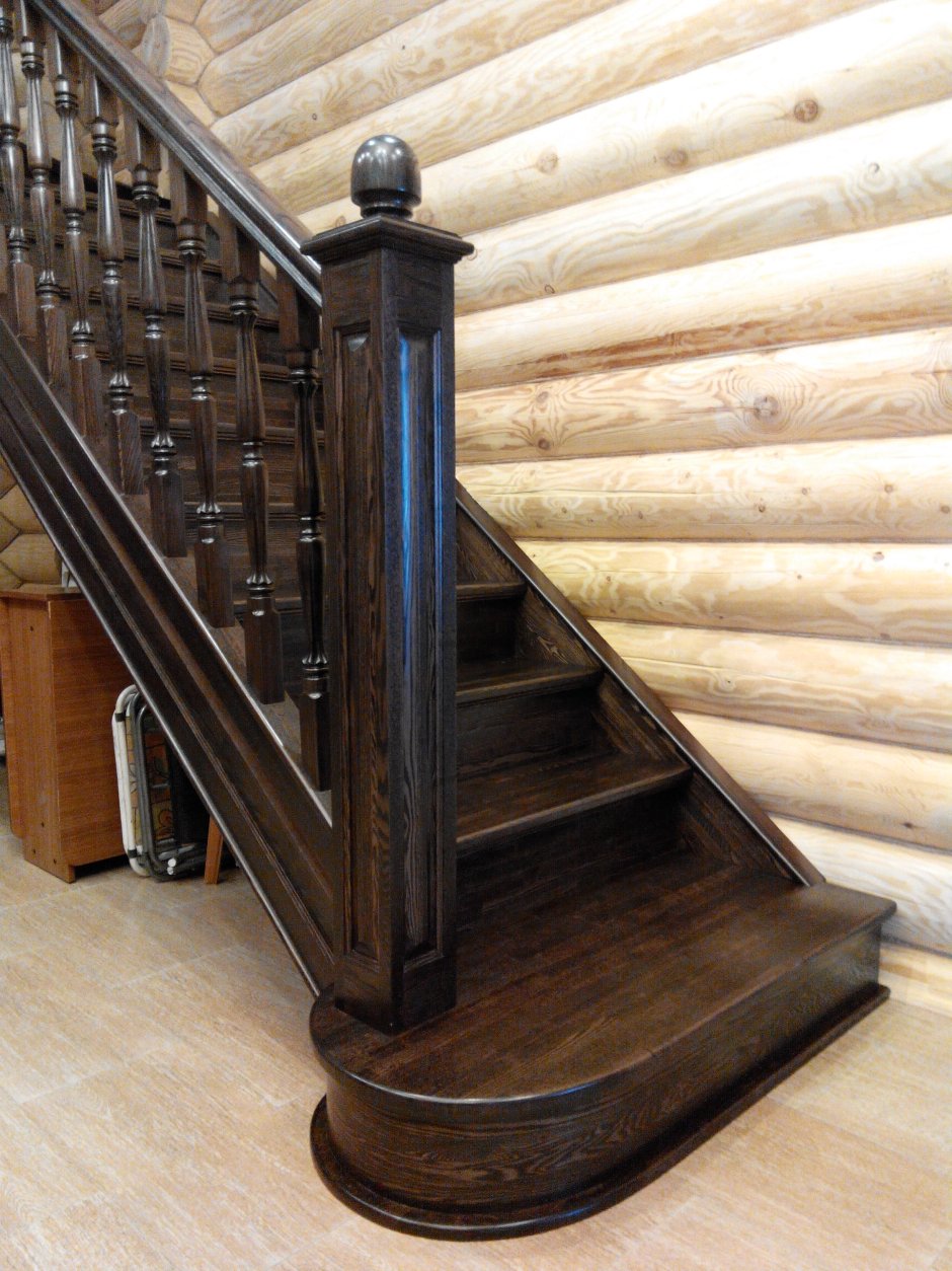 Деревянная лестница из массива