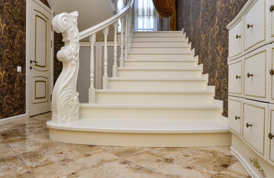 Мраморная лестница в доме