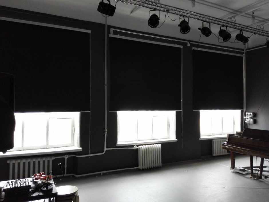 Рулонные шторы черные блэкаут