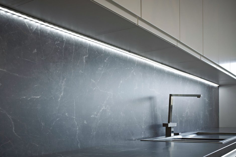 Врезной профиль для светодиодной ленты на кухне