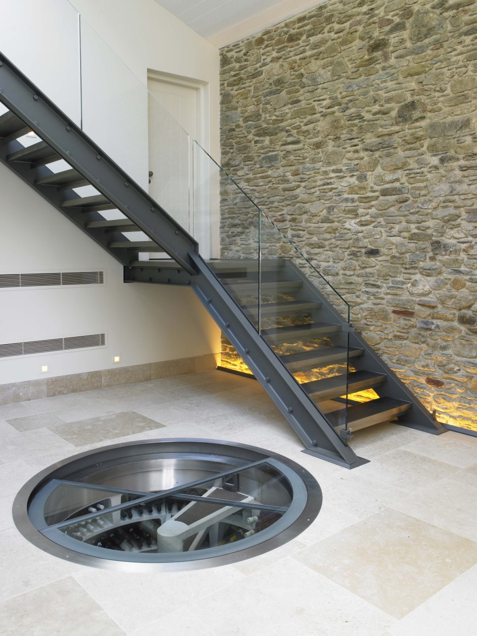 Винтовая лестница в погреб