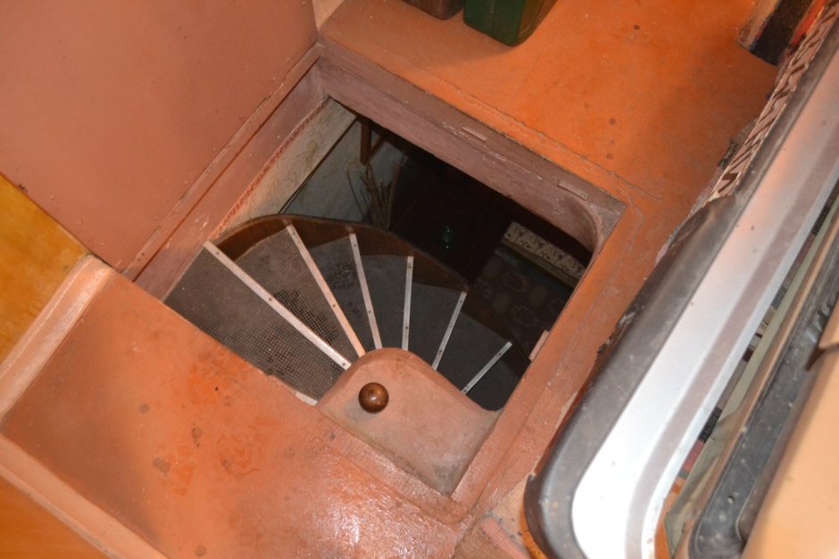 Винтовая лестница в погреб