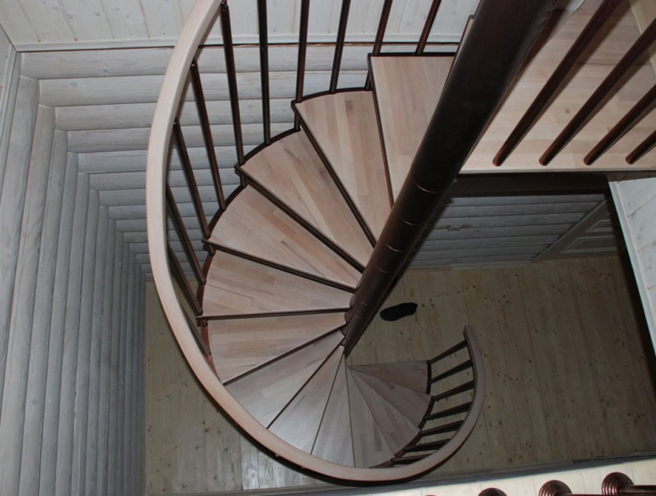 Поручень металлический в винтовой лестнице