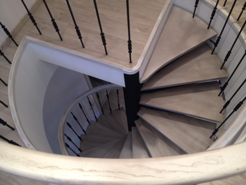 Винтовая лестница в подвал металлическая