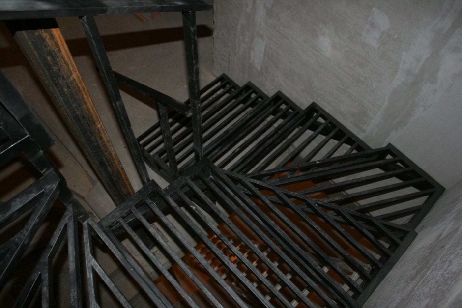 Лестница винтовая металлическая