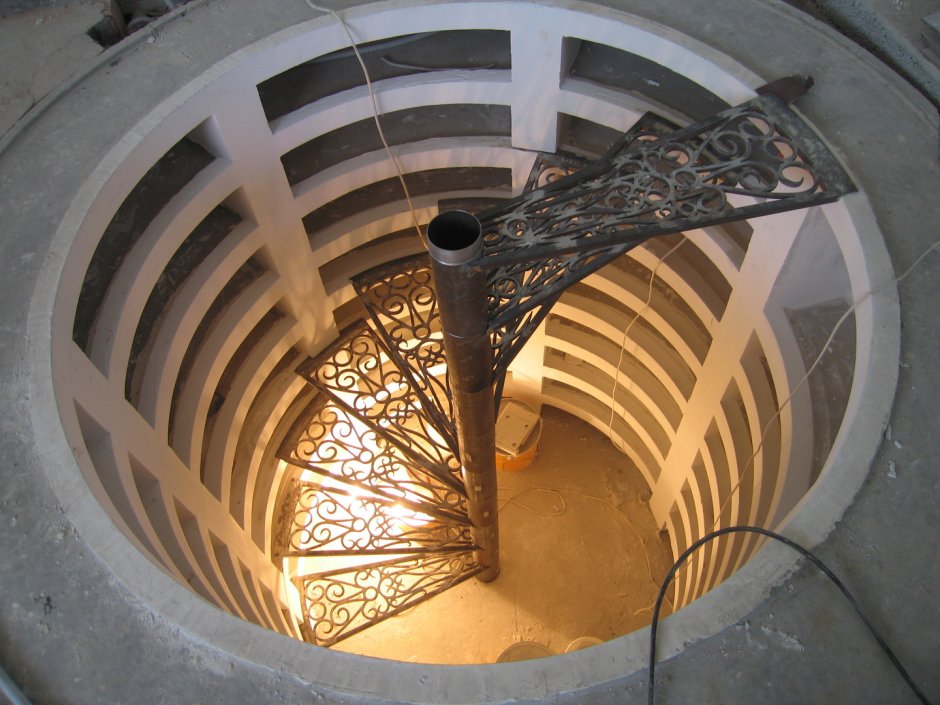 Круглый погреб с винтовой лестницей