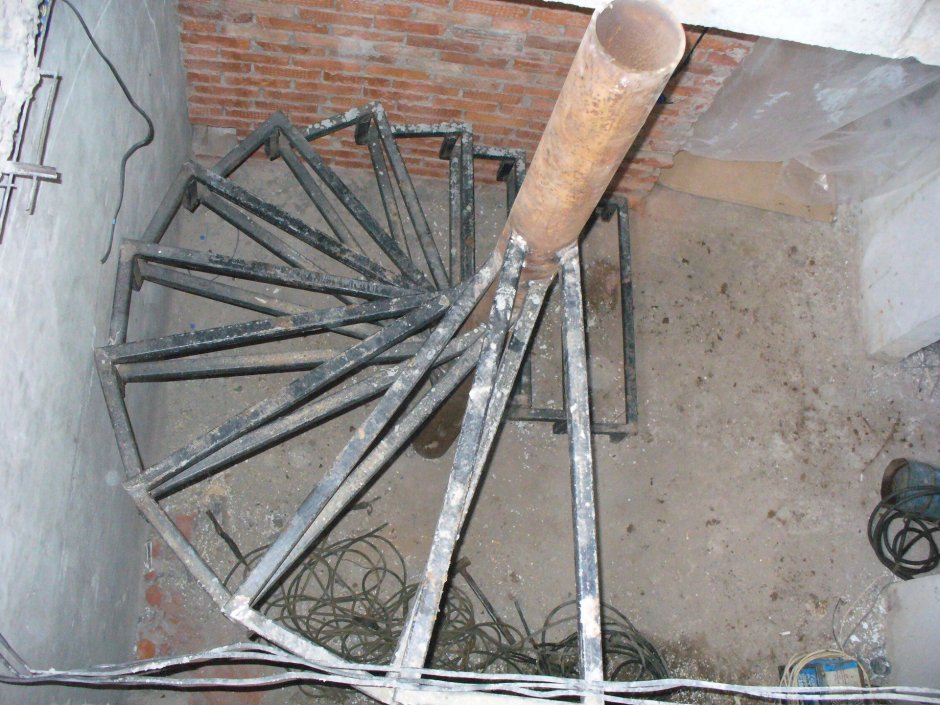 Винтовая лестница из металла в подвал