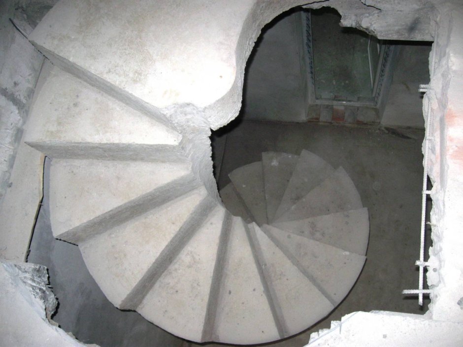 Винтообразная лестница в подвал монолит