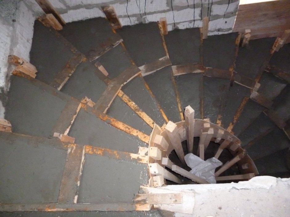 Винтовая лестница в погреб