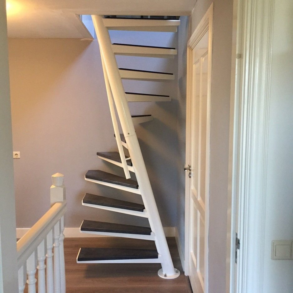 Компактная лестница в подвал