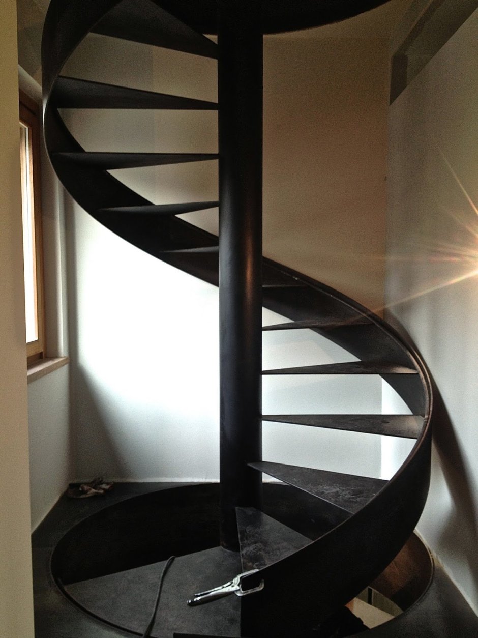 Винтовая лестница в погреб