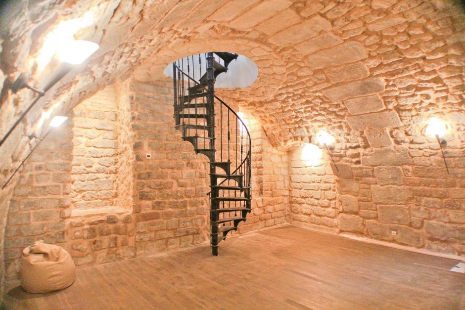 Винный погреб с винтовой лестницей