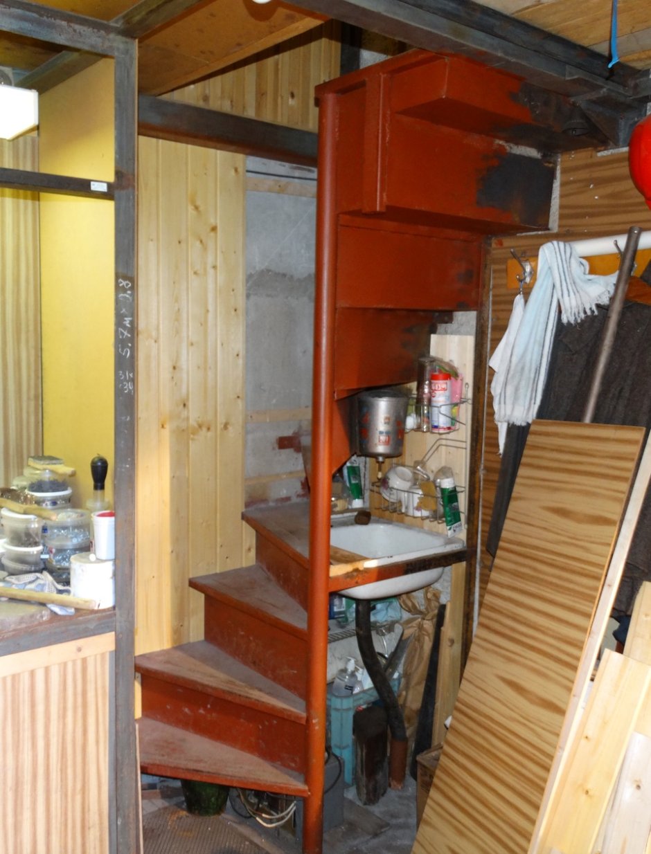 Лестница в подвал гаража