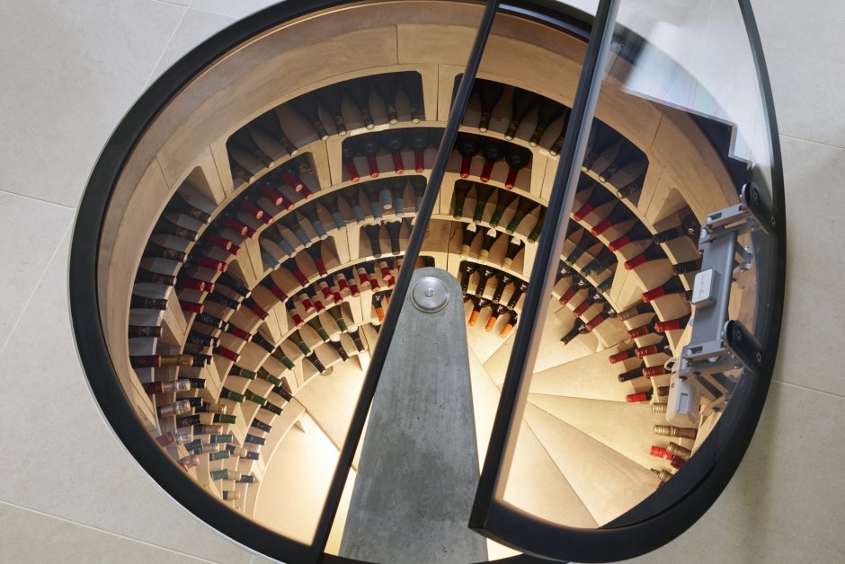 Винный погреб с винтовой лестницей