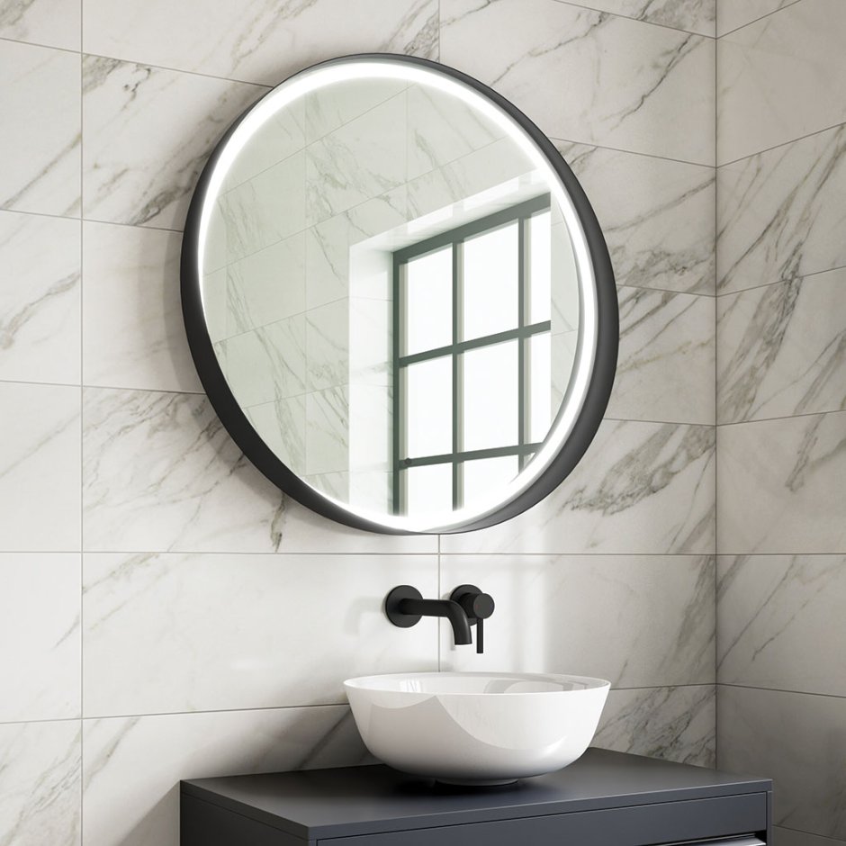 Зеркало в черной раме в ванную