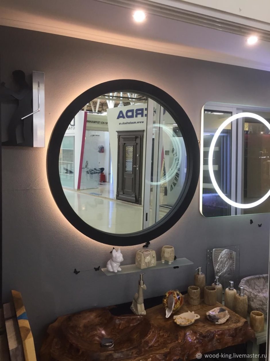 Круглое зеркало в ванной