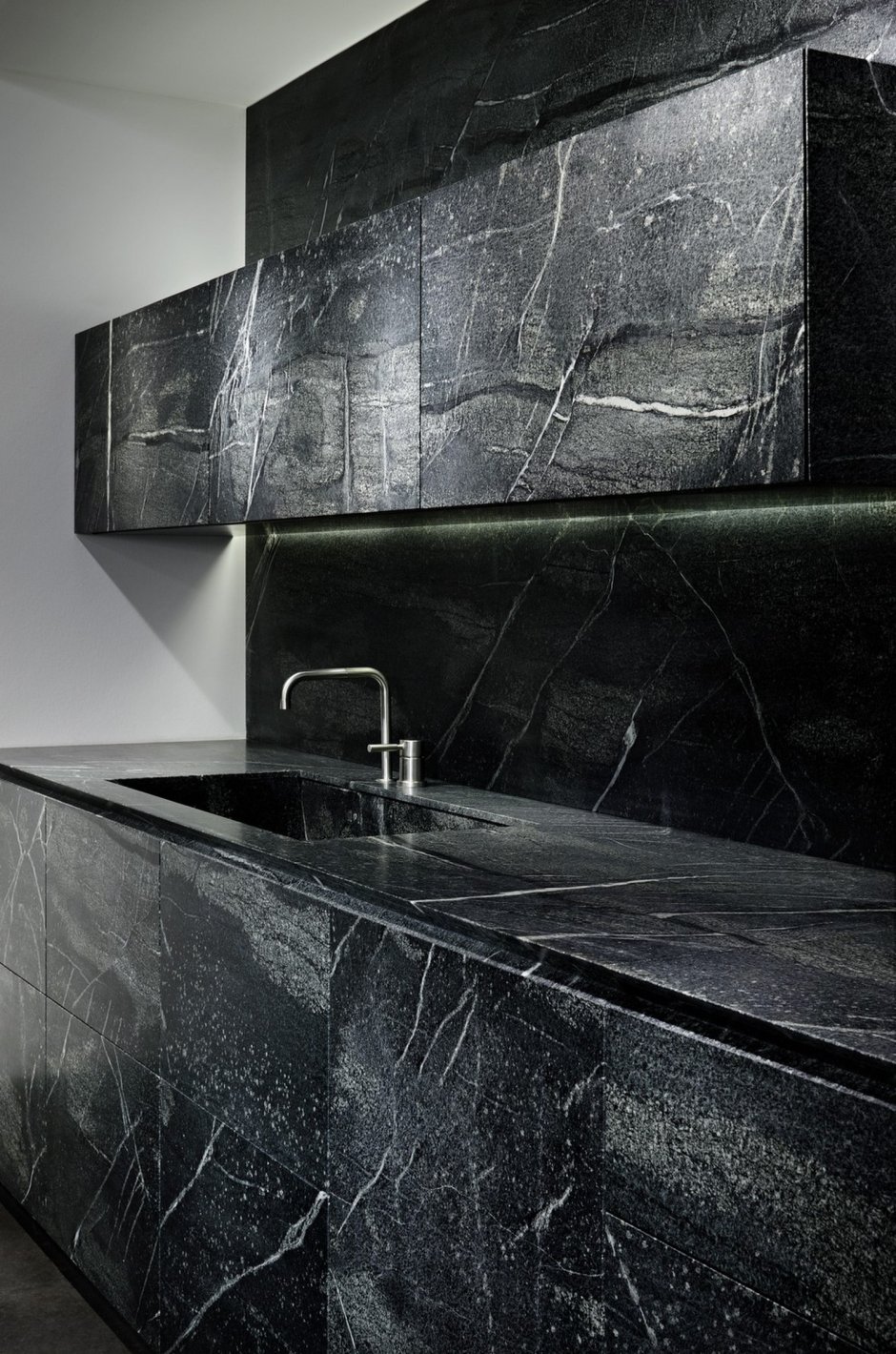 Столешница мрамор Лацио черный