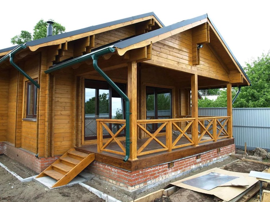 Баня с двухскатной крышей и террасой