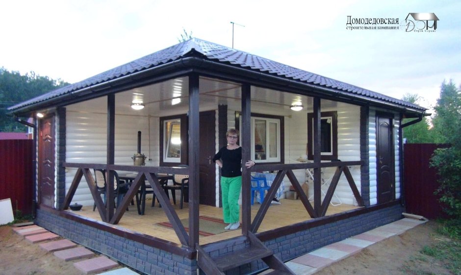 Угловая летняя кухня с верандой