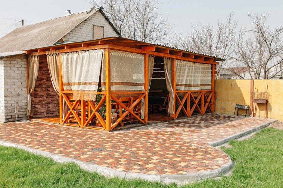 Навес рядом с баней