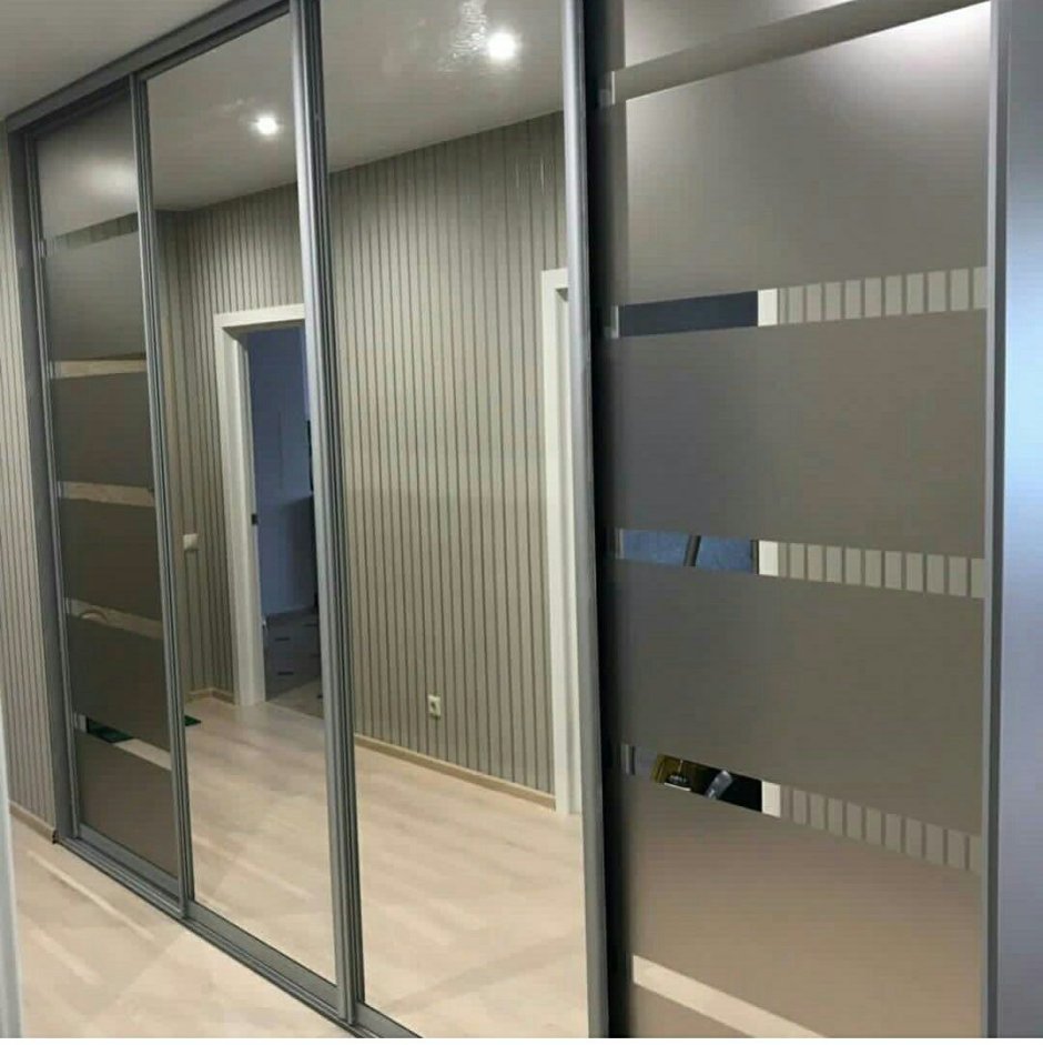 Шкаф купе с зеркалом