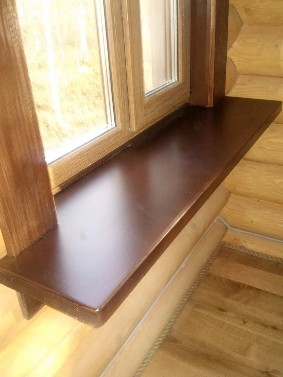 Подоконник в деревянном доме