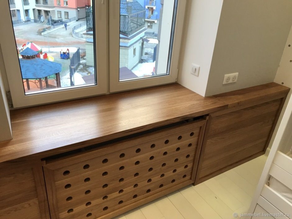 Широкий деревянный подоконник