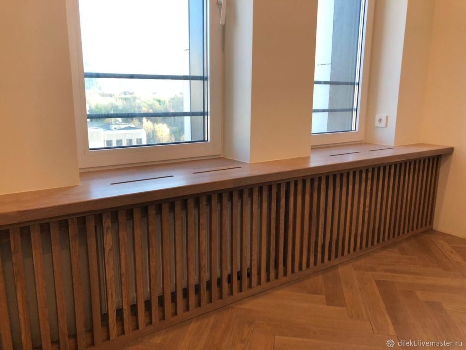 Широкий деревянный подоконник